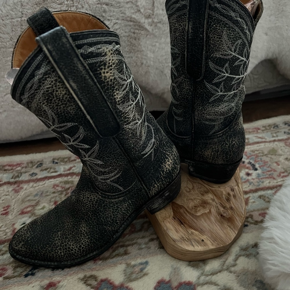 Handmade, Vintage Old Gringo Boots. Round toe size 6M. Black w cream Free People